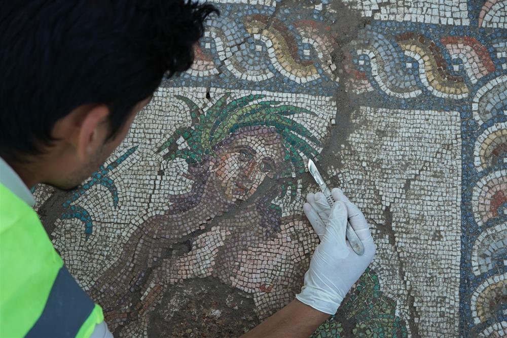 Aspendos'ta 3. yüzyıla ait "Genç Eurymedon" tasviri bulundu